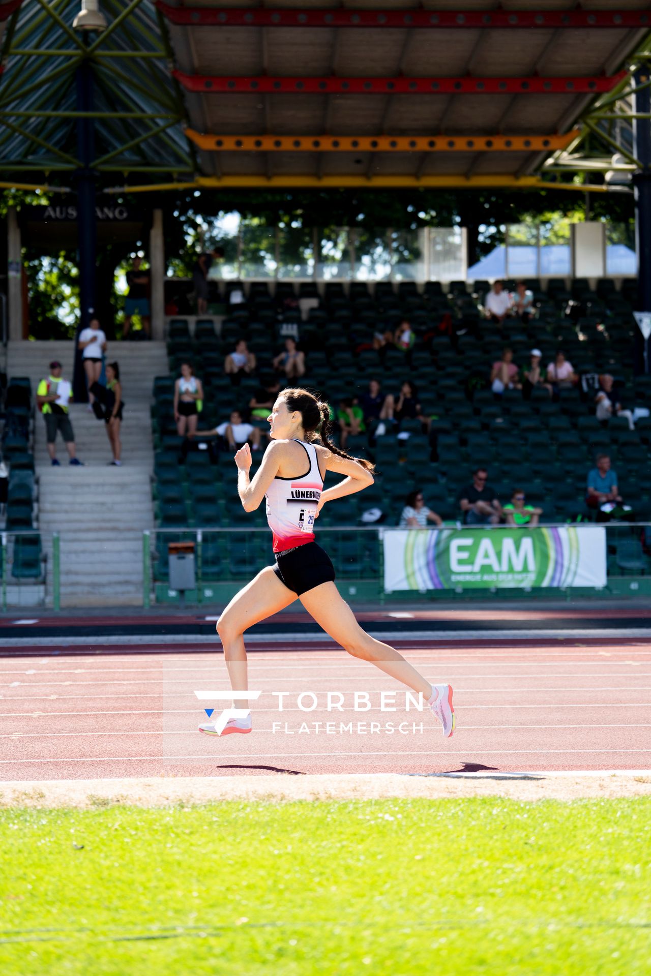 Lara Predki (Lueneburger SV) ueber 1500m am 02.07.2022 waehrend den NLV+BLV Leichtathletik-Landesmeisterschaften im Jahnstadion in Goettingen (Tag 1)